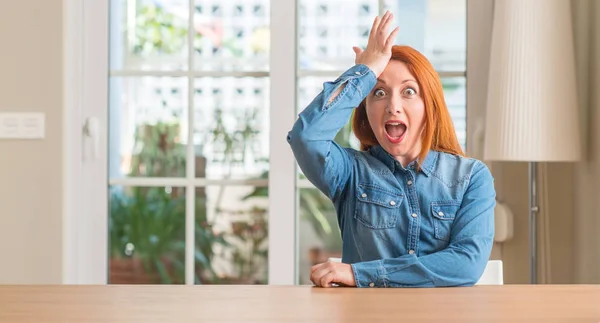 Roodharige Vrouw Thuis Verrast Met Hand Het Hoofd Voor Fout — Stockfoto