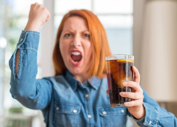 Rossa Donna Che Tiene Soda Rinfresco Infastidito Frustrato Gridando Con — Foto Stock