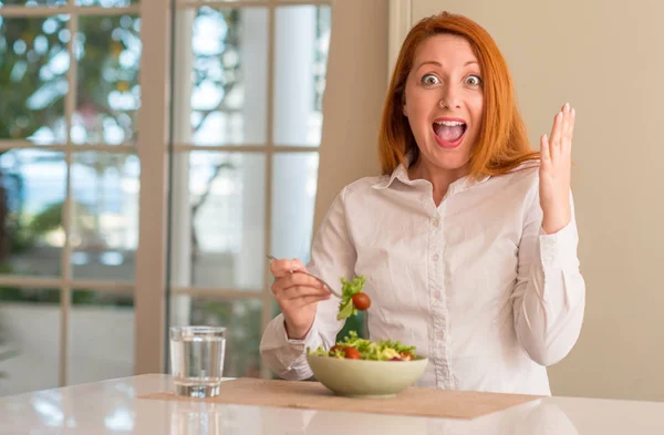 Femme Rousse Mangeant Salade Verte Fraîche Maison Très Heureuse Excitée — Photo