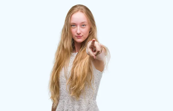 Rubia Adolescente Mujer Señalando Con Dedo Cámara Usted Signo Mano — Foto de Stock