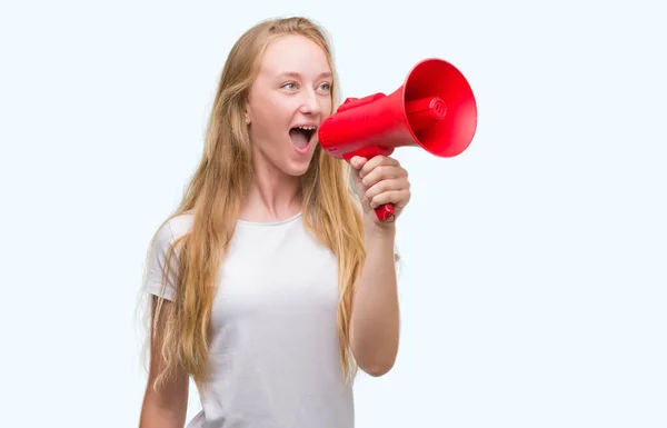 Blonde Teenager Frau Hält Megafon Genervt Und Frustriert Schreit Vor — Stockfoto