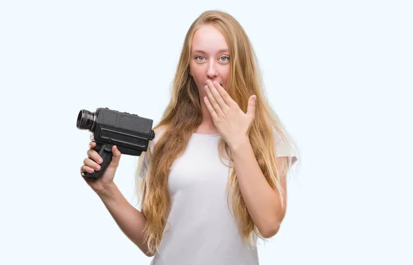 Mulher Loira Adolescente Filmando Segurando Super Câmera Vídeo Cobrir Boca — Fotografia de Stock