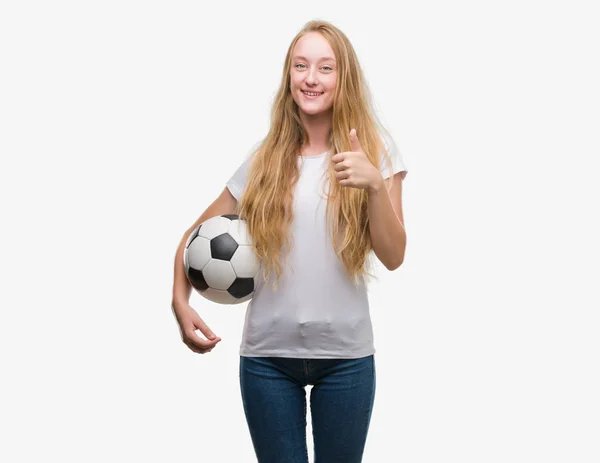 Blonde Tiener Vrouw Met Voetbal Voetbal Blij Met Grote Glimlach — Stockfoto