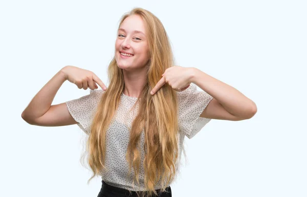 Rubia Adolescente Mujer Usando Topos Camisa Mirando Confiado Con Sonrisa — Foto de Stock