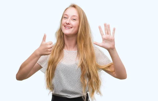 Blonde Tiener Vrouw Dragen Van Mollen Shirt Tonen Met Vingers — Stockfoto