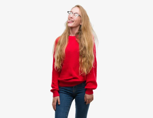 Kobieta Blonde Nastolatek Sobie Czerwony Sweter Trzymanie Języka Out Wyrażenie — Zdjęcie stockowe