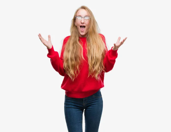 Blond Dospívající Žena Nosí Červený Svetr Crazy Šílené Křičet Řvát — Stock fotografie