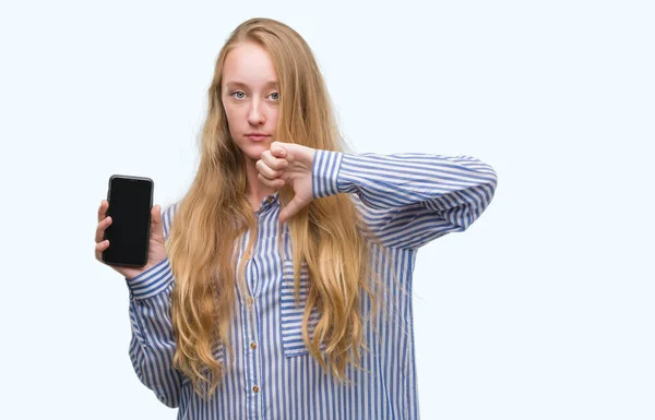 Mulher Adolescente Loira Usando Smartphone Com Rosto Irritado Sinal Negativo — Fotografia de Stock