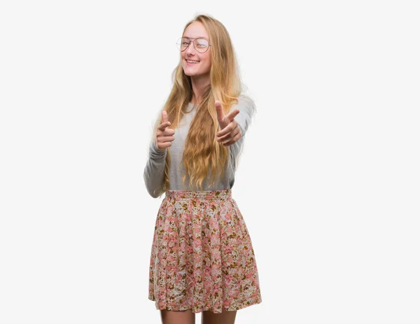 Γυναίκα Ξανθιά Έφηβος Φορώντας Λουλούδια Φούστα Επισημαίνοντας Δάχτυλα Κάμερα Πρόσωπο — Φωτογραφία Αρχείου