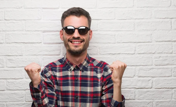 Young Adult Man Wearing Sunglasses Standing White Brick Wall Screaming — Stock Photo, Image