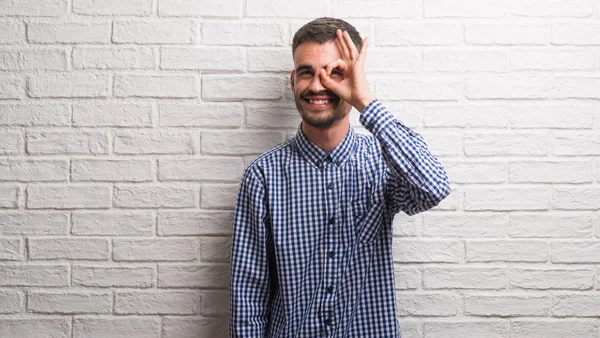 Homem Adulto Jovem Sobre Parede Tijolo Branco Com Rosto Feliz — Fotografia de Stock