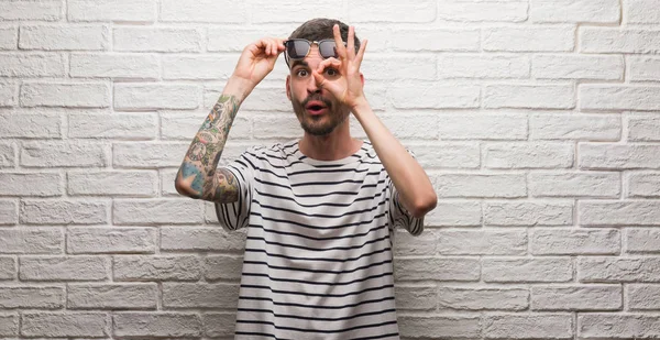 Hombre Adulto Joven Con Gafas Sol Pie Sobre Pared Ladrillo —  Fotos de Stock