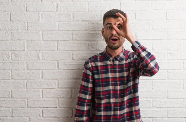 Giovane Uomo Adulto Piedi Sopra Muro Mattoni Bianchi Facendo Gesto — Foto Stock