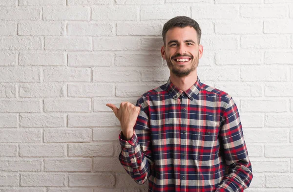 Joven Hombre Adulto Pie Sobre Pared Ladrillo Blanco Sonriendo Con — Foto de Stock