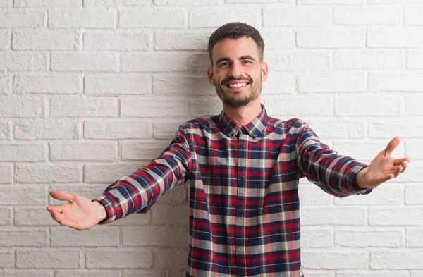 Hombre Adulto Joven Pie Sobre Pared Ladrillo Blanco Mirando Cámara — Foto de Stock