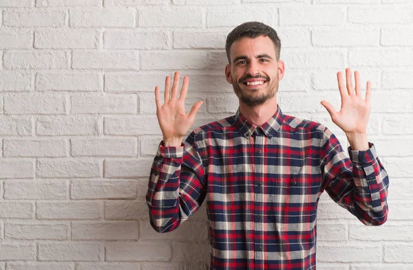 Ung Vuxen Man Står Över Vit Tegelvägg Visar Och Pekar — Stockfoto