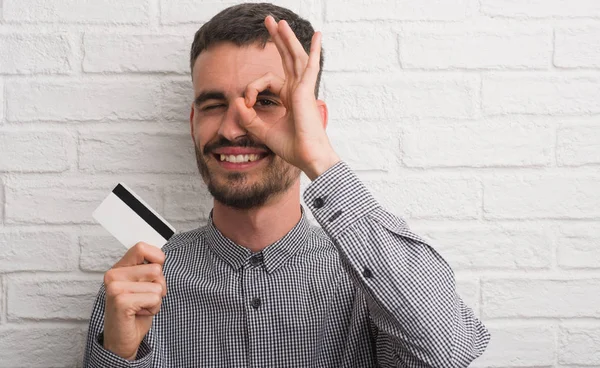 Joven Hombre Adulto Sobre Pared Ladrillo Celebración Tarjeta Crédito Con — Foto de Stock