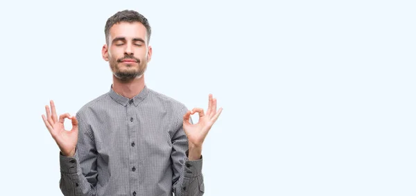 Joven Hipster Hombre Relajarse Sonreír Con Los Ojos Cerrados Haciendo — Foto de Stock