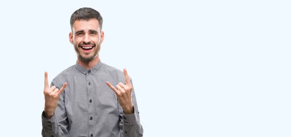 Jonge Hipster Man Schreeuwen Met Gekke Expressie Doen Rock Symbool — Stockfoto