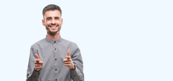 Joven Hombre Hipster Señalando Los Dedos Cámara Con Cara Feliz —  Fotos de Stock