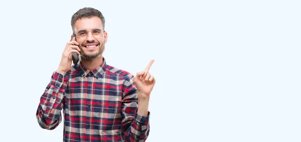 Fiatal Csípő Felnőtt Ember Beszél Telefonon Nagyon Boldog Mutat Kéz — Stock Fotó