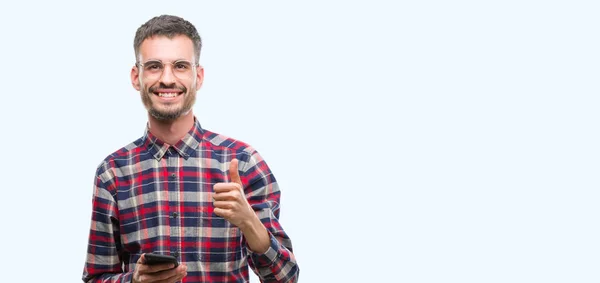 Joven Hipster Hombre Adulto Sosteniendo Teléfono Inteligente Feliz Con Una — Foto de Stock