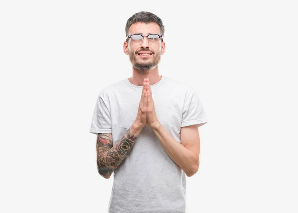 Joven Hombre Adulto Tatuado Mendigando Orando Con Las Manos Junto — Foto de Stock