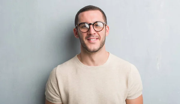 Genç Beyaz Adam Ayakta Diş Gösterilen Kendine Güvenen Bir Gülümsemeyle — Stok fotoğraf
