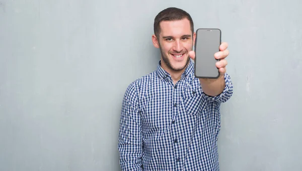 Gri Grunge Duvar Gösteren Boş Ekran Smartphone Ayakta Diş Gösterilen — Stok fotoğraf