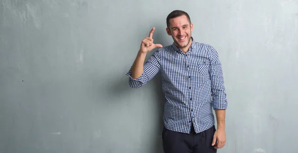 Joven Hombre Caucásico Sobre Pared Gris Grunge Sonriente Seguro Gesto — Foto de Stock