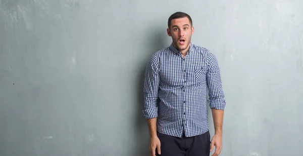 Jeune Homme Caucasien Sur Mur Gris Grunge Effrayé Choqué Par — Photo