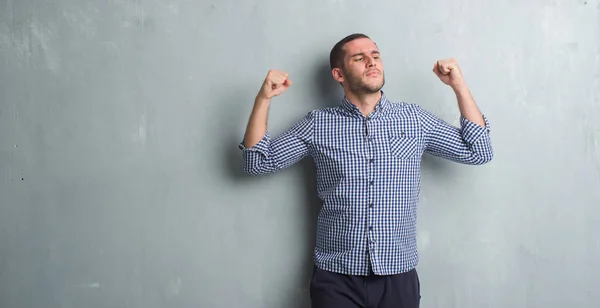 Young Caucasian Man Grey Grunge Wall Showing Arms Muscles Smiling — Stock Photo, Image