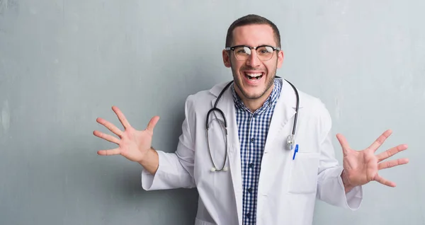 Junger Kaukasischer Mann Über Grauer Grunge Wand Doktoruniform Sehr Glücklich — Stockfoto