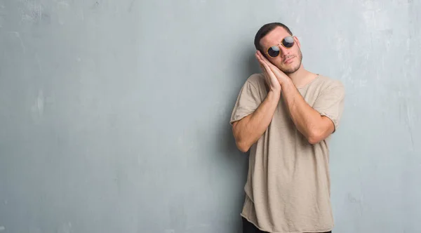 Junger Kaukasischer Mann Über Grauer Grunge Wand Mit Sonnenbrille Schläft — Stockfoto