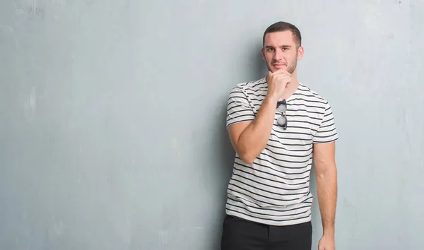 Joven Hombre Caucásico Sobre Pared Gris Grunge Mirando Confiado Cámara — Foto de Stock