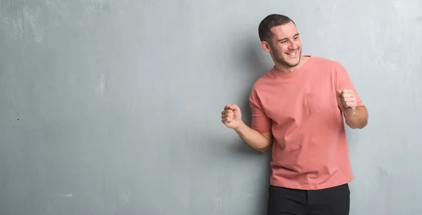 Joven Hombre Caucásico Sobre Pared Gris Grunge Muy Feliz Emocionado — Foto de Stock