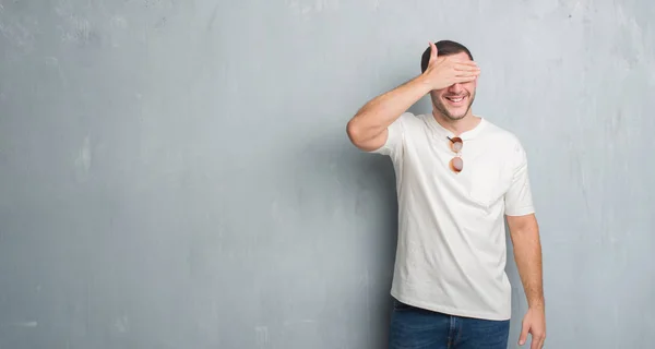 Joven Hombre Caucásico Sobre Pared Gris Grunge Usando Gafas Sol — Foto de Stock