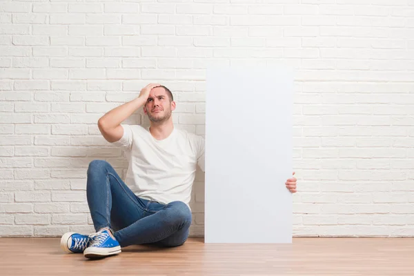 Junger Kaukasischer Mann Der Über Einer Weißen Ziegelwand Sitzt Und — Stockfoto