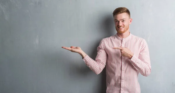 Giovane Rosso Uomo Oltre Grigio Grunge Muro Molto Felice Puntando — Foto Stock