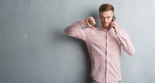 Young Redhead Man Grey Grunge Wall Talking Phone Angry Face — Stock Photo, Image