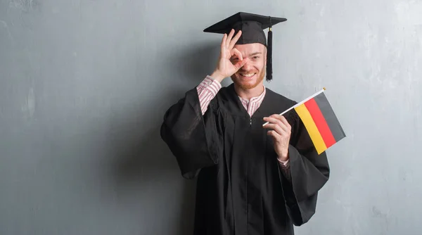 Fiatal Vörös Hajú Férfi Viselt Diplomás Egységes Gazdaság Németország Lobogója — Stock Fotó