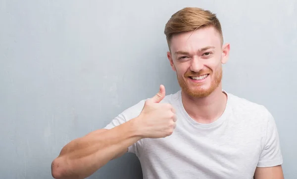 Young Redhead Man Grey Grunge Wall Happy Big Smile Doing — Stock Photo, Image