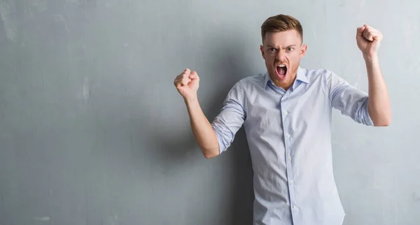 Joven Pelirrojo Hombre Negocios Sobre Gris Pared Grunge Enojado Loco — Foto de Stock