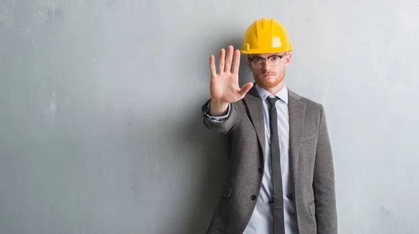 Joven Pelirrojo Vistiendo Traje Arquitecto Helment Con Mano Abierta Haciendo — Foto de Stock