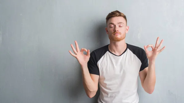 Jeune Homme Rousse Sur Mur Gris Grunge Détendre Sourire Les — Photo