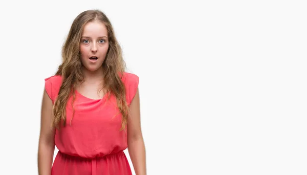 Mujer Rubia Joven Vistiendo Vestido Rosa Asustada Shock Con Una — Foto de Stock