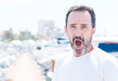 Marina bir sürpriz yüz, korkuyor ve heyecanlı korku ifadesi ile şok korkmuş yakışıklı orta yaş erkek