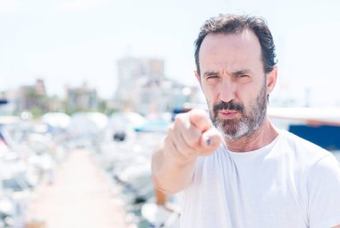 Yakışıklı orta yaş erkek kamera ve size, el işareti, pozitif ve kendinden emin bir jest ön parmak ile işaret Marina