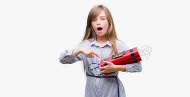 Genç sarışın çocuk holding dinamit bomba el ve parmak ile işaret çok mutlu