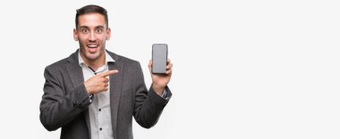 El ve parmak ile işaret çok mutlu Smartphone kullanarak yakışıklı genç